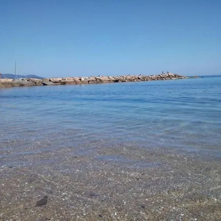 4 Couchages Avec Terrasse, Parking Et Proche Au Lavandou - Fr-1-251-240 *