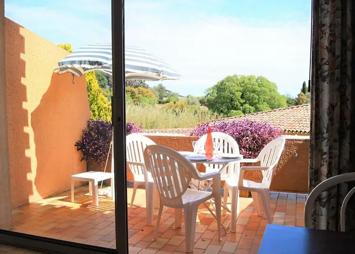 4 Couchages Avec Terrasse, Parking Et Proche Au Lavandou - Fr-1-251-240 Apartman