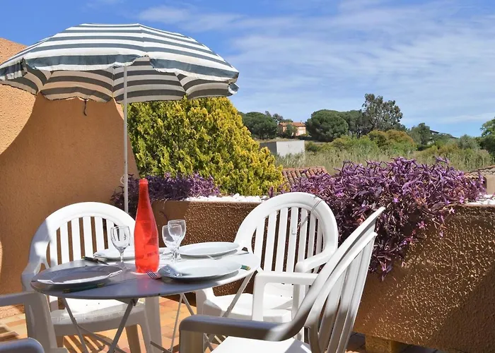 4 Couchages Avec Terrasse, Parking Et Proche Au Lavandou - Fr-1-251-240 Apartman