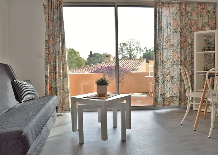 4 Couchages Avec Terrasse, Parking Et Proche Au Lavandou - Fr-1-251-240 *